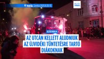 Lezárták előttük az iskolákat, az utcán kellett aludniuk az újvidéki tüntetésre tartó diákoknak