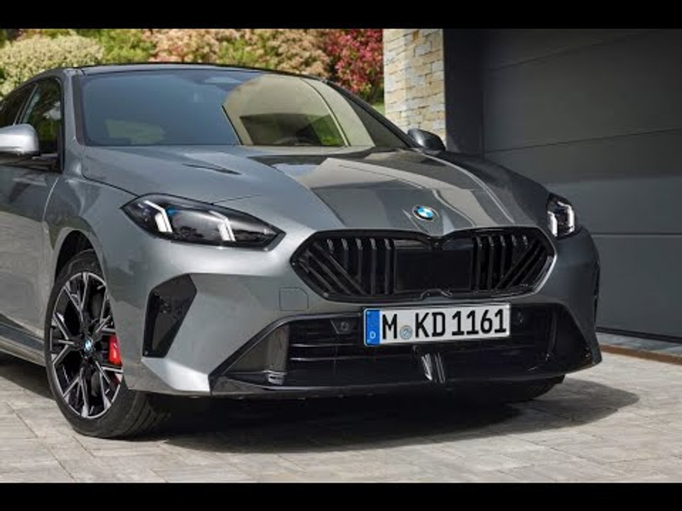 2025 BMW 1er F70 M Sport Skyscraper Grey | diagonale Nieren-Stäbe, M-Paket, BMW OS 9 - alle Details