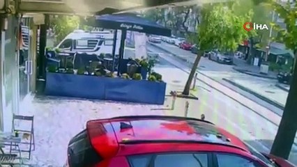 15 milyonluk cipe çarpmamak için tatlıcıya girdi! Kaza anı kamerada