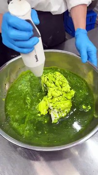 🎂 200g phô mai + 1 ít matcha → nó đã giúp tôi có 1 món quà sinh nhật vui vẻ với nhỏ bạn thân của mình 😍 Tận dụng những nguyên liệu sẵn có trong bếp, tôi đã có Mousse matcha phô mai tan chảy – tặng tuổi mới ngọt ngào hơn lời chúc