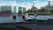 Trafikteki tartışma sonrası öfkeden çıldırıp TIR'ı yumrukladı