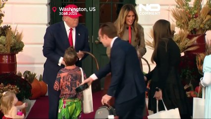 Trump et la Première dame distribuent des bonbons lors de la fête d’Halloween à la Maison Blanche