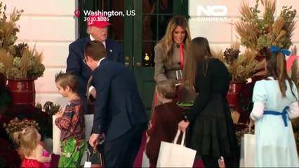 Trump e la first lady distribuiscono caramelle alla Casa Bianca per Halloween