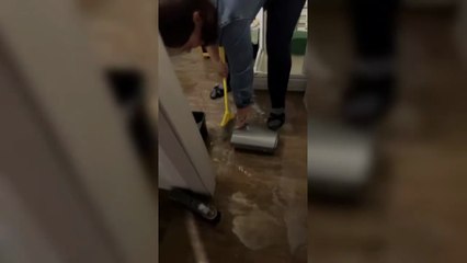 Maltempo a Grosseto, via Emilia finisce sott'acqua: il negozio allagato