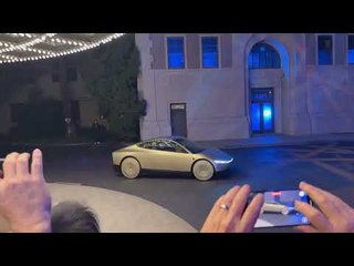 Elon Musk fährt mit Robotaxi (Cybercab) davon