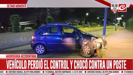 Perdió el control del auto y terminó chocando contra un poste