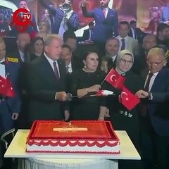 Hulusi Akar'ın küçük çocuğa kılıçla pasta yedirdiği görüntüler gündem oldu