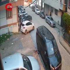 İstanbul Esenyurt’ta park halindeki aracın lastiği, kedinin dokunuşuyla bir anda patladı. Görüntüleri paylaşan vatandaş