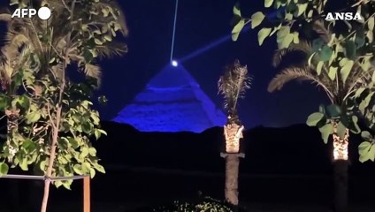 Grand Egyptian Museum, piramidi di Giza illuminate in vista dell'inaugurazione
