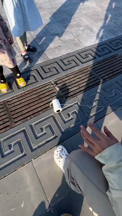 Thả diều cô bé làm rơi cuộn dây diều rồi lại bắt được rồi..#layangan #kiteflying #पतंग #patang #diều