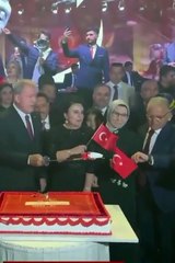 Milli Savunma eski Bakanı Hulusi Akar, bir etkinlikte küçük bir çocuğa kılıçla pasta yedirdi