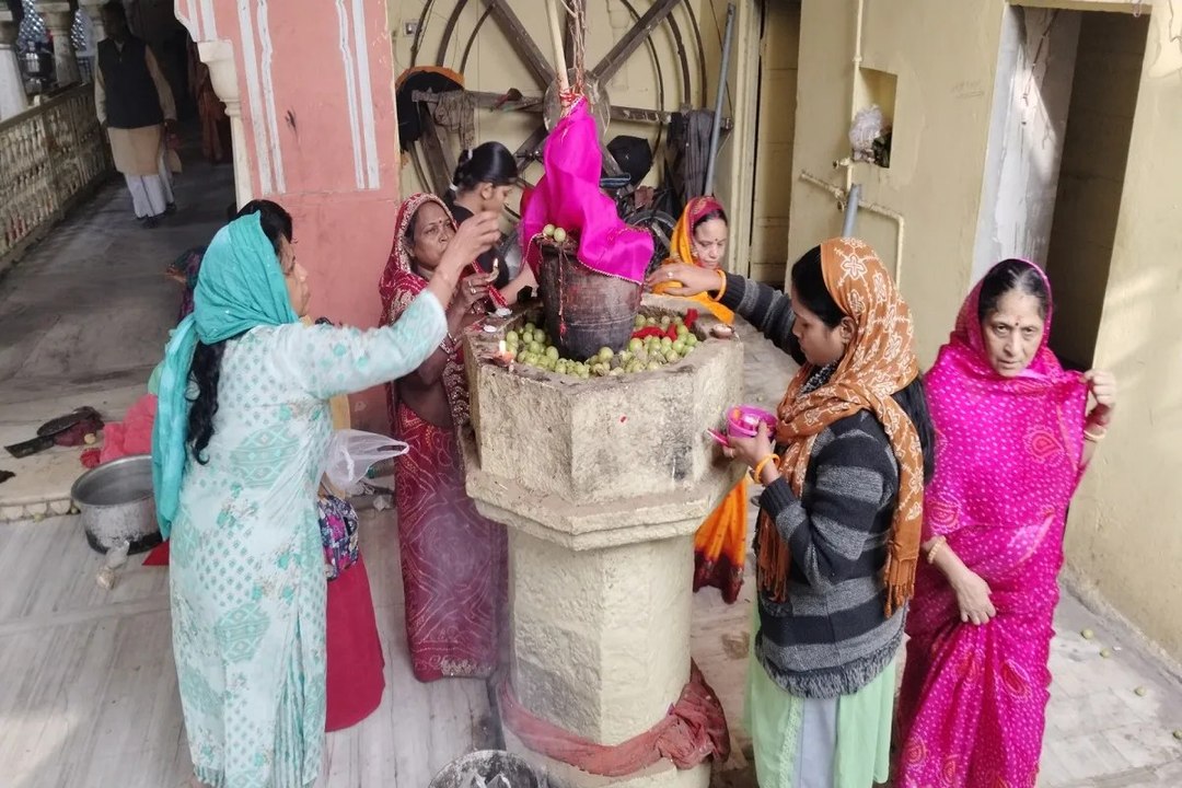 आंवला नवमी 2025: मंदिरों में सजी ठाकुरजी की झां...