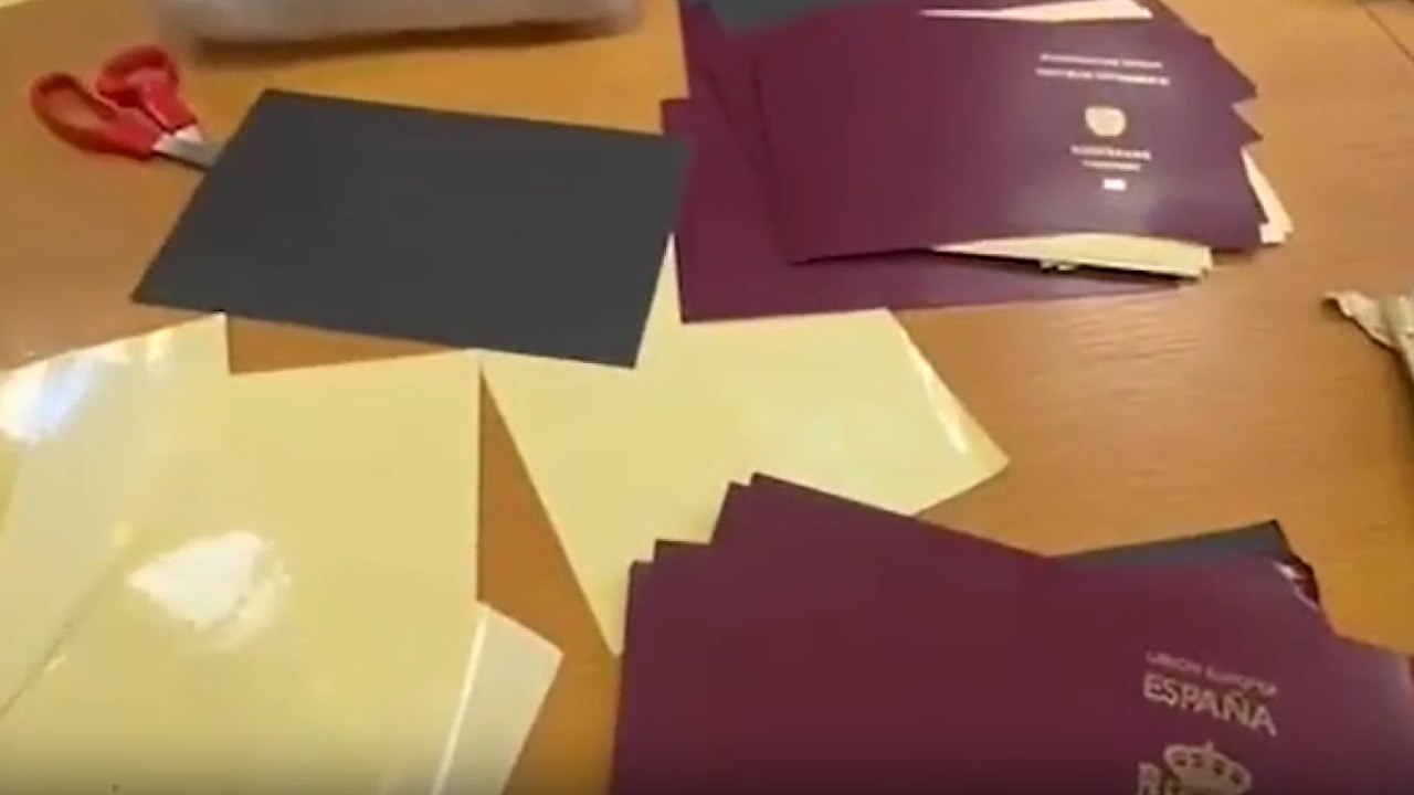 Milano, ecco come fabbricavano i passaporti falsi: nella casa-laboratorio tutto il materiale