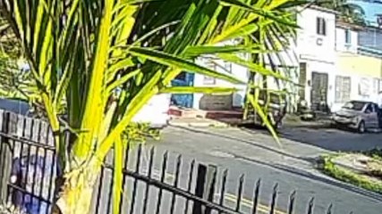 Título: Momento dramático em Jaboatão dos Guararapes: Câmera de segurança flagra colisão mortal durante perseguição a suspeitos de roubo