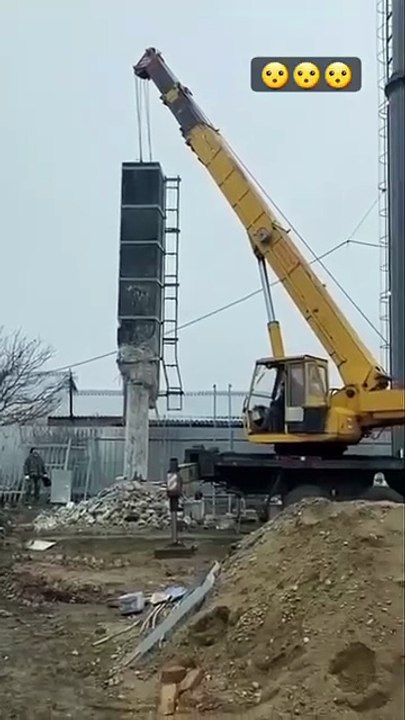 CRANE OVERTURN! Critical Lifting Safety Failure During Construction ...