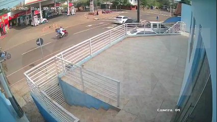 Vídeo mostra Corolla realizando conversão à esquerda e fechando motociclista