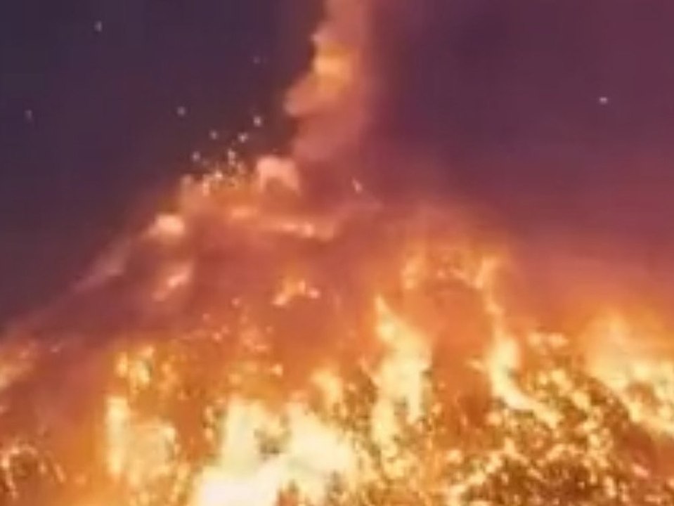 Atemberaubende aufnahmen: vulkan "fuego" spuckt lava