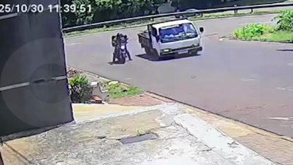 Câmera registra colisão entre moto e utilitário no Bairro São Cristóvão