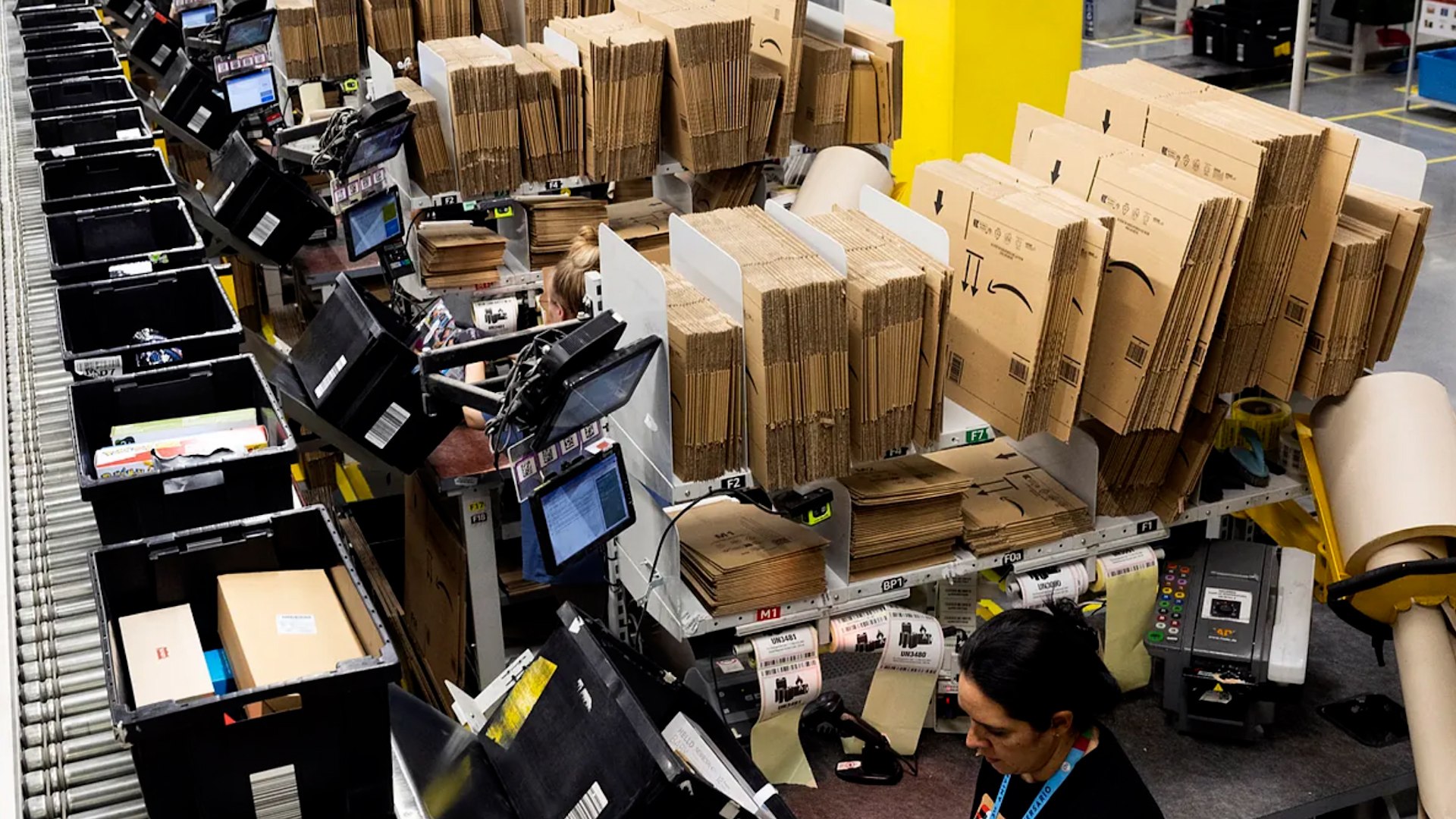 Amazon ha puesto en marcha un proceso de despido colectivo que ha generado gran expectacin en el panorama laboral espaol. La medida ha afectado a un mximo de 1.200 trabajadores de sus oficinas corporativas en el pas. Esta multinacional estadounidense ha abierto dos Expedientes de Regulacin de Empleo (ERE) especficos: uno en Amazon Digital Spain, cuyas oficinas se ubican en Madrid, y otro en Amazon Spain Service, localizada en Barcelona.