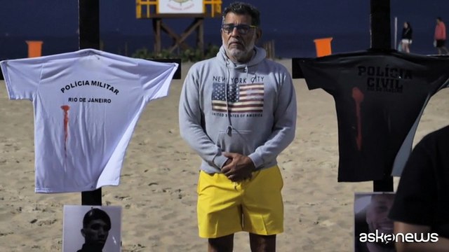 Rio, ricordo sulla spiaggia per i poliziotti morti nella maxi-retata