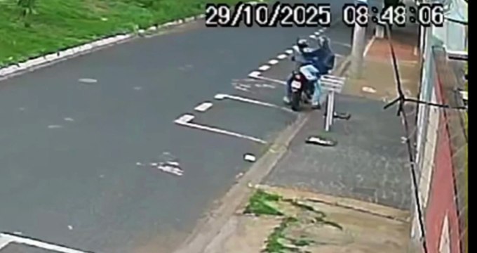 Dupla furta televisão e foge em cima de uma motocicleta em MG