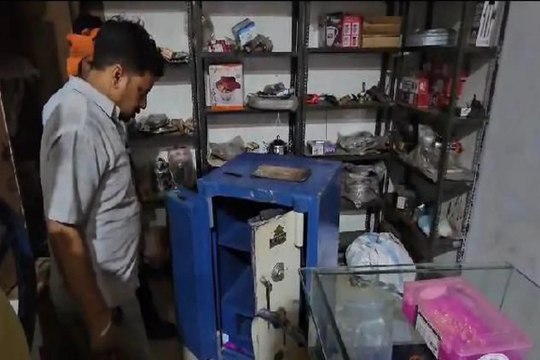 ज्वेलरी दुकान में चोरों का धावा, ले उड़े लाखों रुपए के जेवर