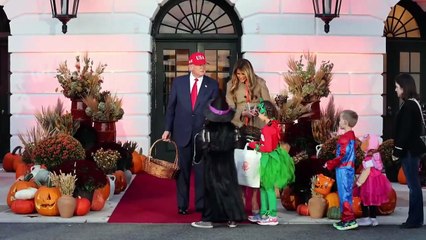 Trump y Melania celebran en la Casa Blanca la tradicional entrega de dulces por Halloween