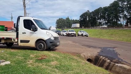 Após colisão, Uno para entre marginal e canteiro no XIV de Novembro