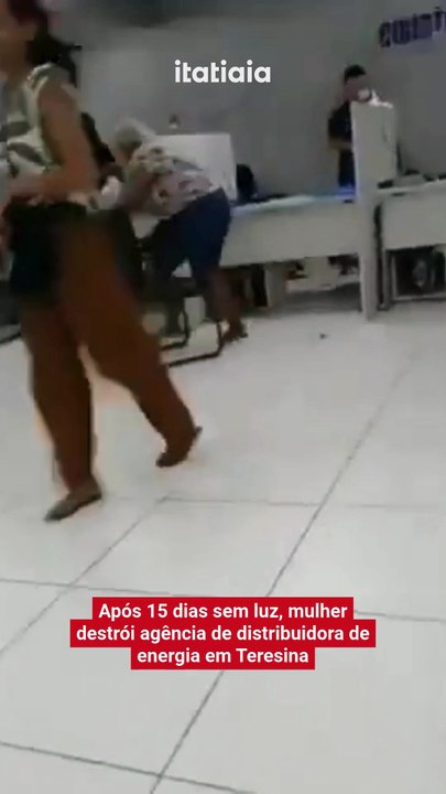 Após 15 dias sem luz, mulher destrói agência de distribuidora de energia em Teresina