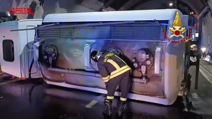 Ascoli Piceno, autobotte di gasolio ribaltata in A14