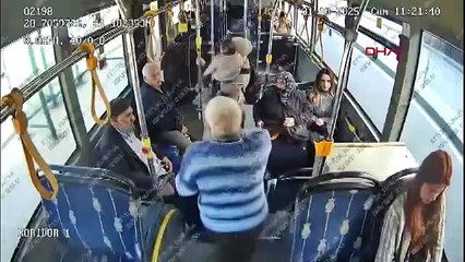 İstanbul'da İETT otobüsündeki bıçaklı kavga kamerada