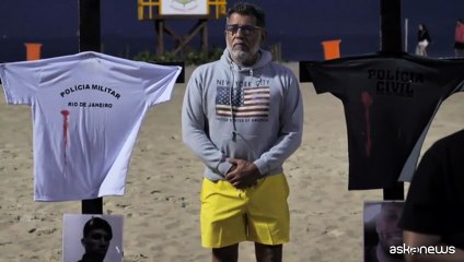 Rio, ricordo sulla spiaggia per i poliziotti morti nella maxi-retata