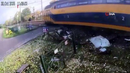 Feci kaza anbean kamerada: Yolcu treni tırı böyle biçti!