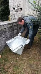 Dongo, la Polizia Provinciale salva un gabbiano impigliato in una rete