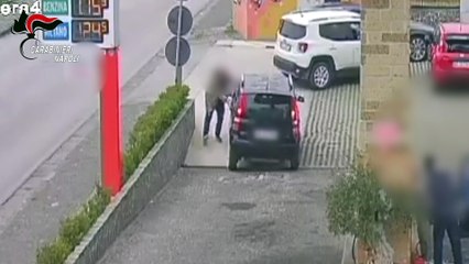 Somma Vesuviana, aggredisce la ex: il titolare dell'impianto benzina la salva