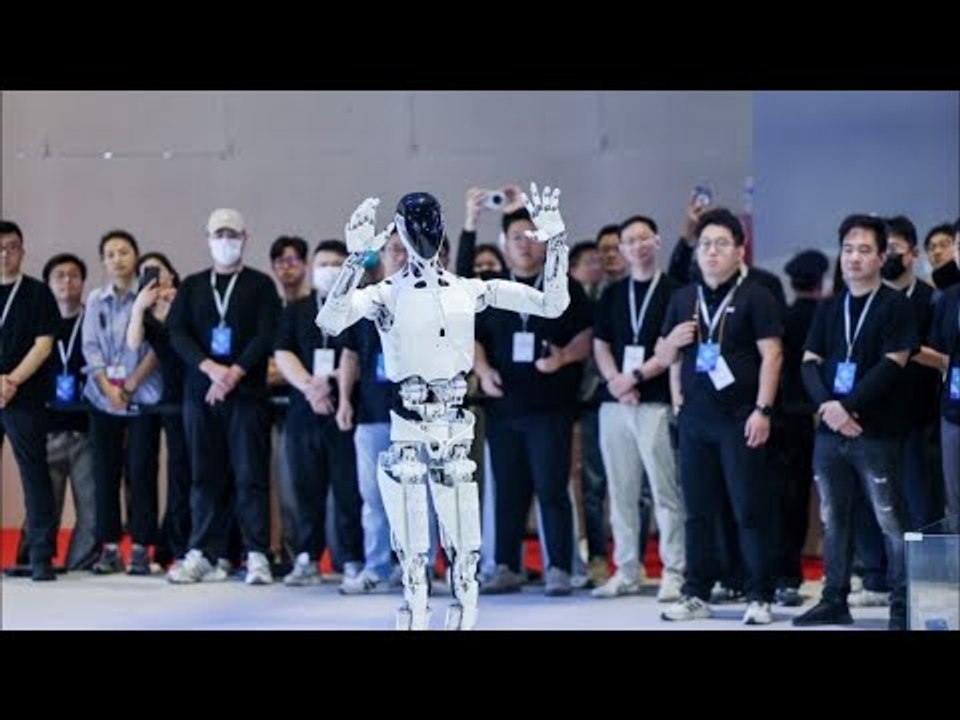 Xpeng zeigt krassen humanoiden Roboter 'Iron' für die Autoproduktion!