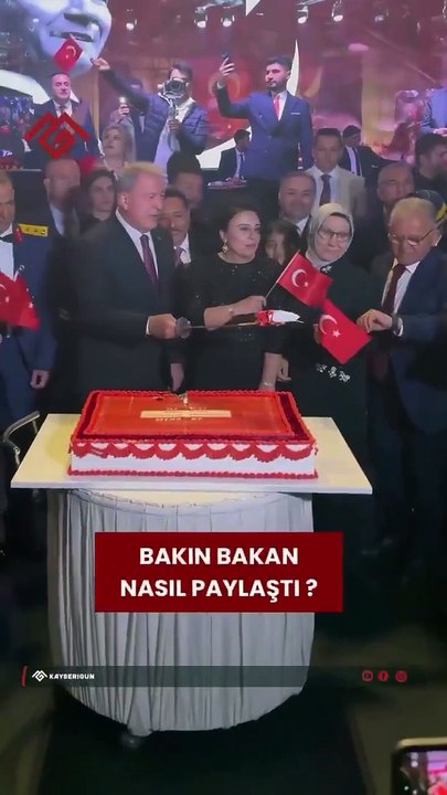 Hulusi Akar’ın çocuğa kılıçla pasta yedirmesi gündem oldu!