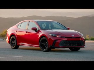 2026 Toyota Camry SE AWD in Supersonic Red – Erste Außenaufnahmen