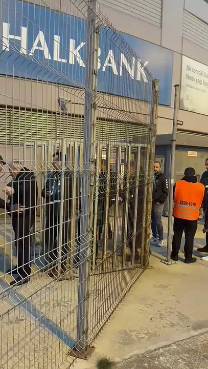 Kocaelisporlu taraftarlar Fatih Terim Stadyumu’na giriş yapıyor