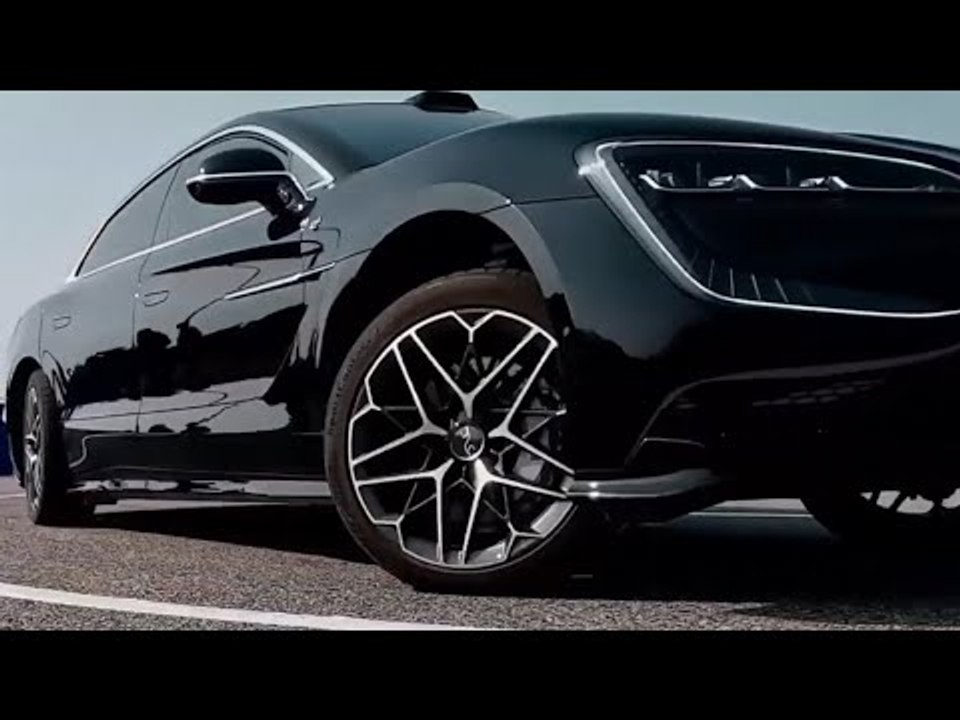 Byd yangwang u7 zeigt seitwärts-parken und drehung auf der stelle