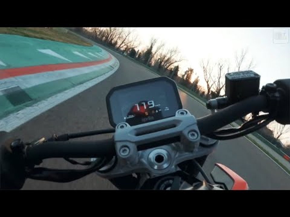 Aprilia Tuono 457 (2025) – Das A2-Naked-Bike auf dem Track | official Video