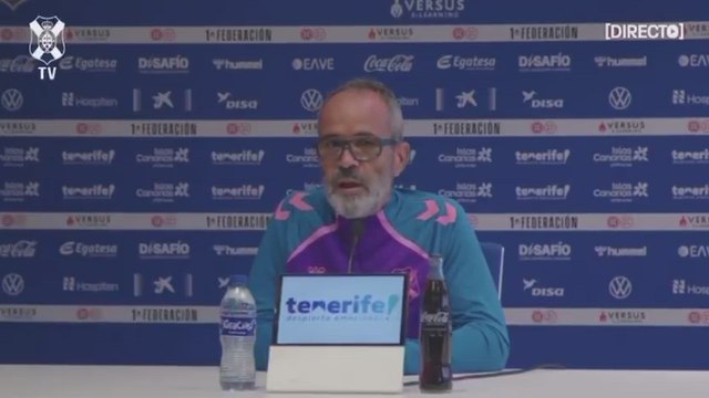 El entrenador del Tenerife destaca en rueda de prensa el único comentarista al que le deja la voz en TV