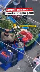 📌 İstanbul Bahçelievlerde engelli bir pazarcının, müşterininkendi seçtiği salatalıkları kenara ayırıp yerine farklı ürünlerverdiği görüntülendi . . .