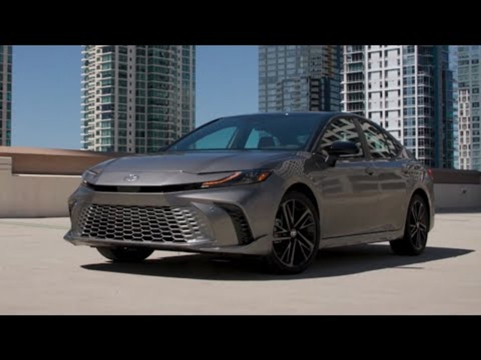 2026 Toyota Camry XSE AWD in Heavy Metal mit schwarzem Dach