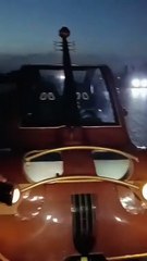 تجوب شوارع الشرقية وتخطف الأنظار.. ميكانيكي ونجار يصنعان سيارة على شكل آلة موسيقية