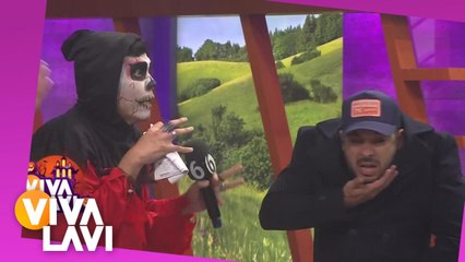 Exhiben a Carlos Posadas por no usar disfraz