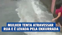Mulher tenta atravessar rua e é arrastada pela enxurrada