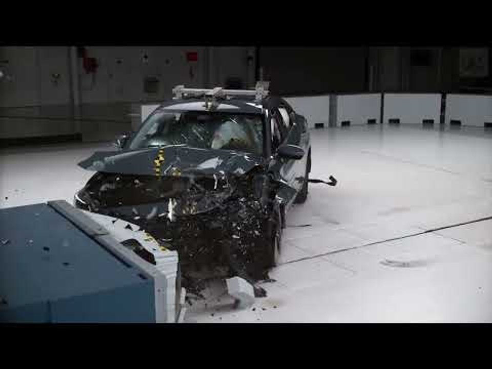 Neuer Nissan Sentra crasht im IIHS-Test – So sicher ist er wirklich!