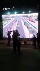 سياح أجانب يشاركون المصريين فرحتهم أمام المتحف الكبير قبل الافتتاح