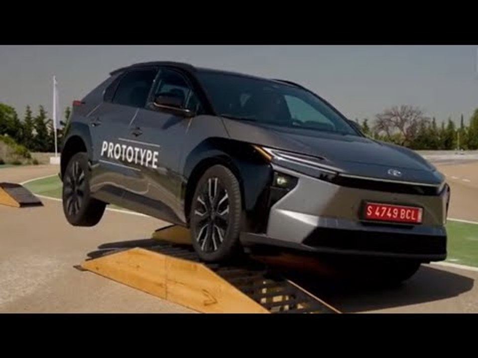 2026 Toyota bZ4X | Geländefahrt & Stabilitätstest im 380 PS Elektro-Kombi